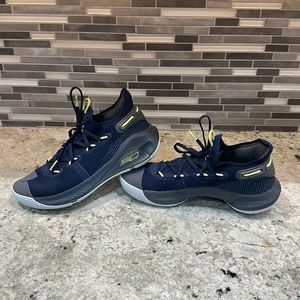 Curry Under Armour basketball shoes boys size 6.5 only worn on Bball court